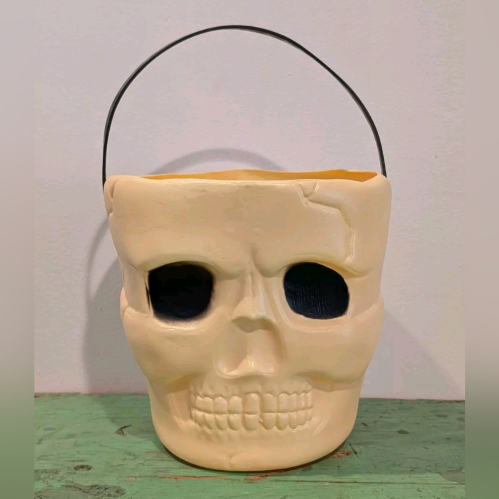 Oddity Vintage Blow Mold Halloween Skull Candy Pail Bucket Black Eyes Plastic 7"